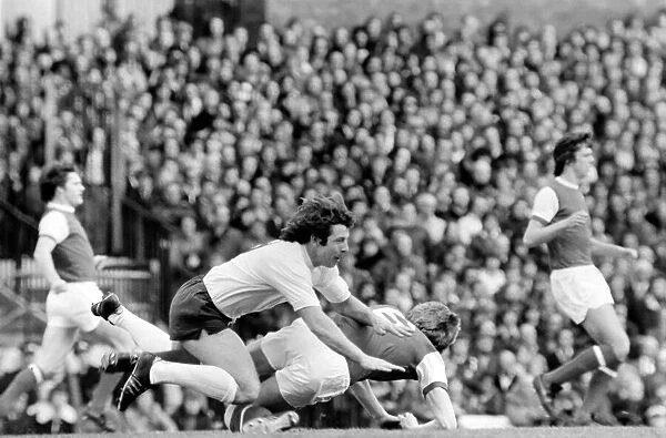 Football: Arsenal (1) vs. Tottenham Hotspur (0). April 1977 77-02053-060