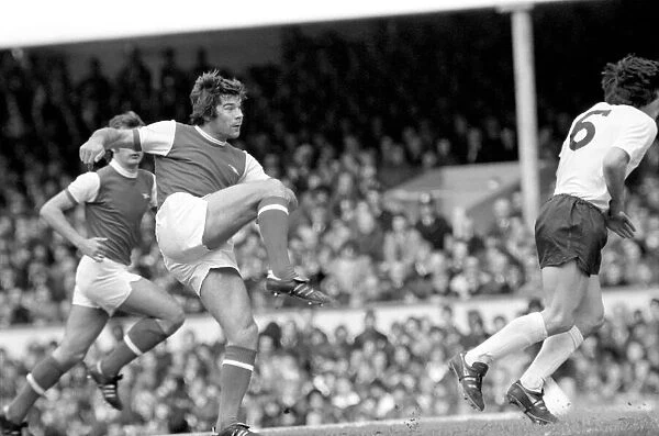 Football: Arsenal (1) vs. Tottenham Hotspur (0). April 1977 77-02053-034