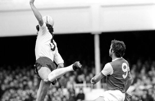 Football: Arsenal (1) vs. Tottenham Hotspur (0). April 1977 77-02053-036