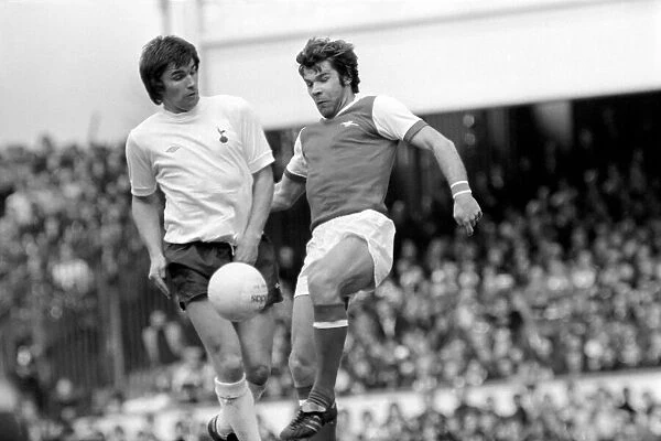 Football: Arsenal (1) vs. Tottenham Hotspur (0). April 1977 77-02053-033