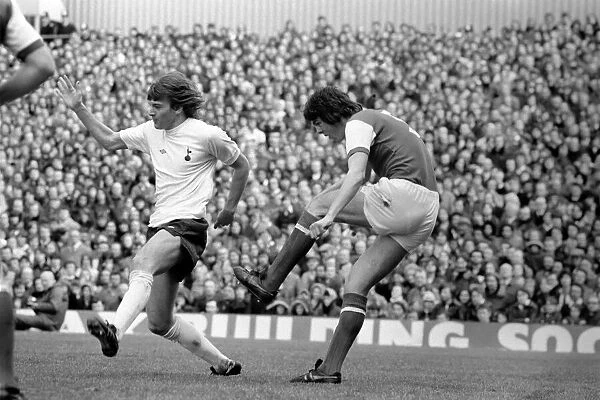 Football: Arsenal (1) vs. Tottenham Hotspur (0). April 1977 77-02053-072