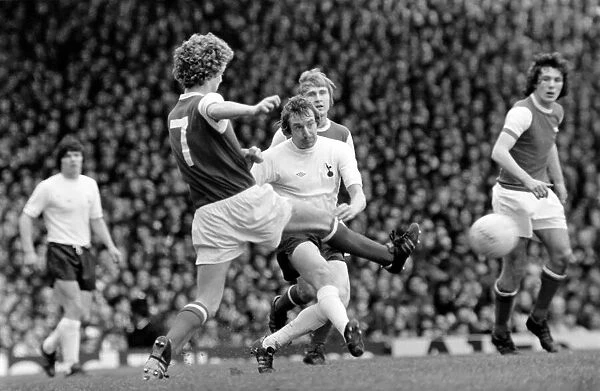 Football: Arsenal (1) vs. Tottenham Hotspur (0). April 1977 77-02053-027