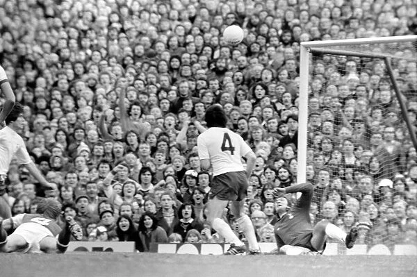 Football: Arsenal (1) vs. Tottenham Hotspur (0). April 1977 77-02053-071