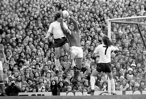 Football: Arsenal (1) vs. Tottenham Hotspur (0). April 1977 77-02053-055