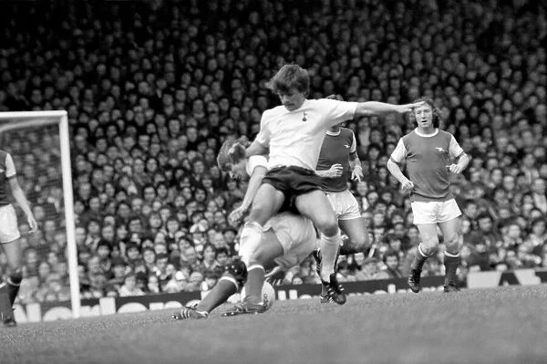 Football: Arsenal (1) vs. Tottenham Hotspur (0). April 1977 77-02053-032
