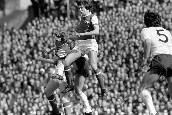 Football: Arsenal (1) vs. Tottenham Hotspur (0). April 1977 77-02053-011
