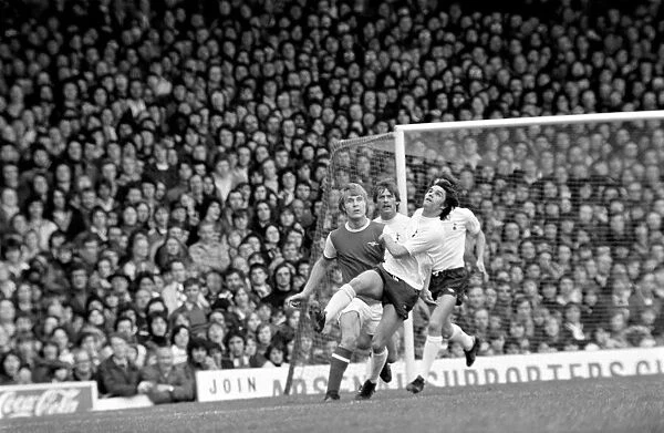 Football: Arsenal (1) vs. Tottenham Hotspur (0). April 1977 77-02053-009