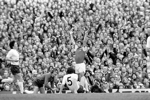 Football: Arsenal (1) vs. Tottenham Hotspur (0). April 1977 77-02053-006