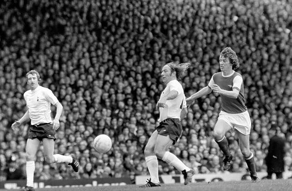 Football: Arsenal (1) vs. Tottenham Hotspur (0). April 1977 77-02053-003