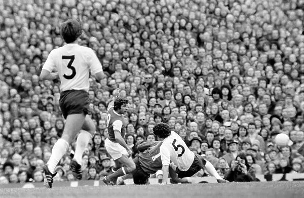 Football: Arsenal (1) vs. Tottenham Hotspur (0). April 1977 77-02053-068