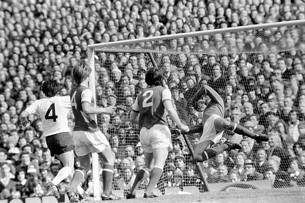 Football: Arsenal (1) vs. Tottenham Hotspur (0). April 1977 77-02053-012