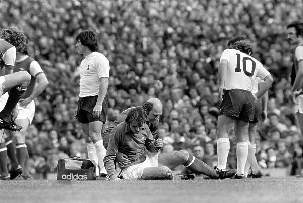 Football: Arsenal (1) vs. Tottenham Hotspur (0). April 1977 77-02053-026