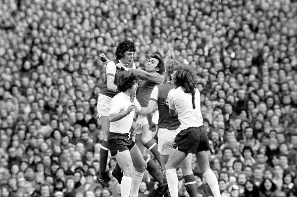 Football: Arsenal (1) vs. Tottenham Hotspur (0). April 1977 77-02053-051