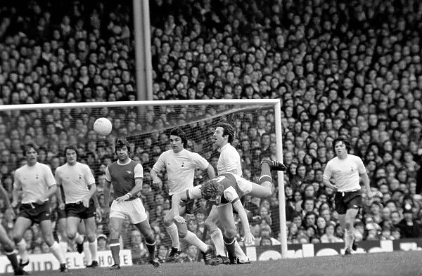 Football: Arsenal (1) vs. Tottenham Hotspur (0). April 1977 77-02053-010