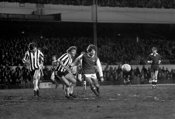 Football: Arsenal (4) vs. Newcastle United (0). March 1975 75-01516-052