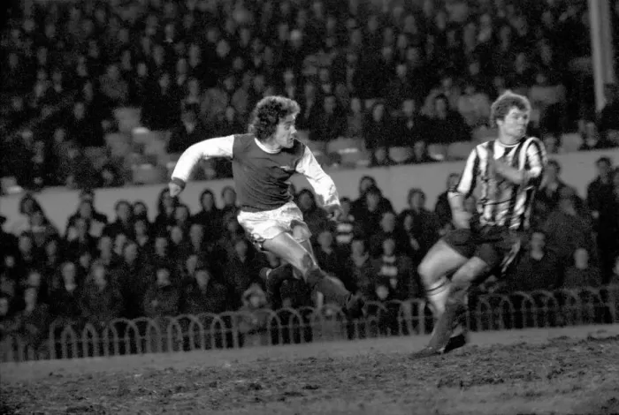 Framed Print : Football: Arsenal (4) vs. Newcastle United (0). March 1975 75-01516-021