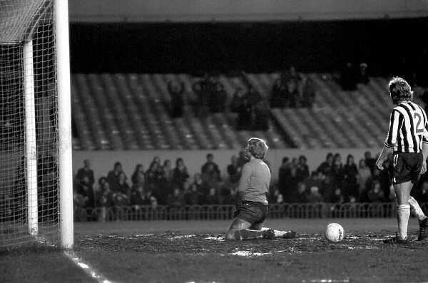 Football: Arsenal (4) vs. Newcastle United (0). March 1975 75-01516-071