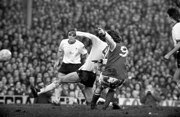 Football: Arsenal F. C. (2) vs. Liverpool F. C. (0). February 1975 75-00618-008