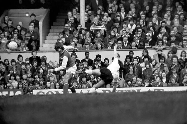 Football: Arsenal F. C. (2) vs. Liverpool F. C. (0). February 1975 75-00618-021