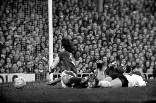 Football: Arsenal F. C. (2) vs. Liverpool F. C. (0). February 1975 75-00618-039