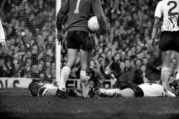 Football: Arsenal F. C. (2) vs. Liverpool F. C. (0). February 1975 75-00618-038