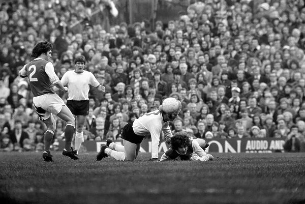 Football: Arsenal F. C. (2) vs. Liverpool F. C. (0). February 1975 75-00618-024