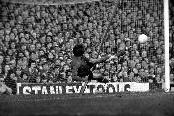 Football: Arsenal F. C. (2) vs. Liverpool F. C. (0). February 1975 75-00618-018