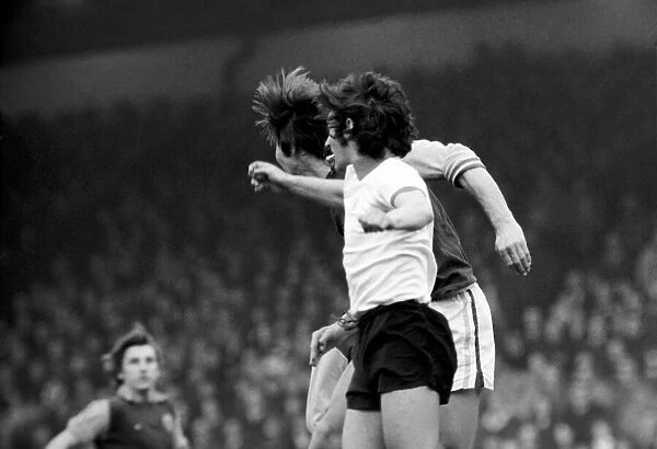 Football: Aston Villa F. C. (2) vs. Manchester United F. C. (0). February 1975 75-01047-073