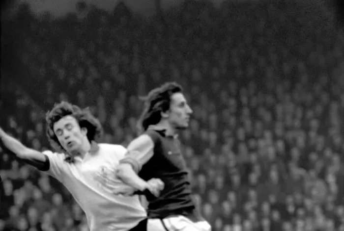 Framed Print : Football: Aston Villa F. C. (2) vs. Manchester United F. C. (0). February 1975 75-01047-014