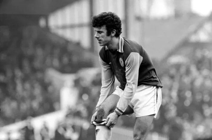 Framed Print : Football: Aston Villa F. C. (2) vs. Manchester United F. C. (0). February 1975 75-01047-037 Framed Print : Football: Aston Villa F. C. (2) vs. Manchester United F. C. (0). February 1975 75-01047-037