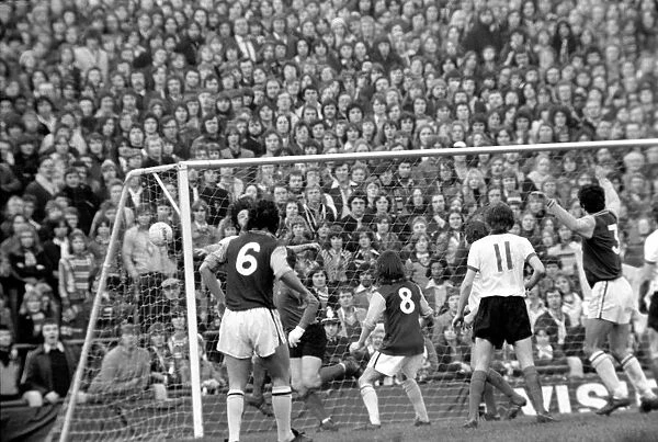 Football: Aston Villa F. C. (2) vs. Manchester United F. C. (0). February 1975 75-01047-025
