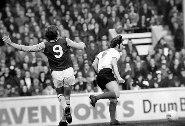 Football: Aston Villa F. C. (2) vs. Manchester United F. C. (0). February 1975 75-01047-017