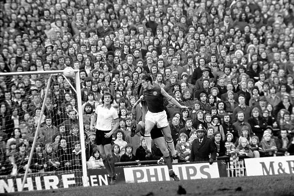 Football: Aston Villa F. C. (2) vs. Manchester United F. C. (0). February 1975 75-01047-024
