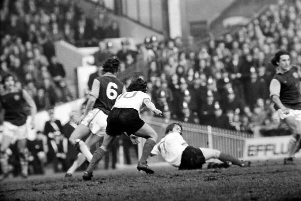 Football: Aston Villa F. C. (2) vs. Manchester United F. C. (0). February 1975 75-01047-038