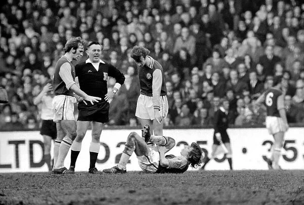 Football: Aston Villa F. C. (2) vs. Manchester United F. C. (0). February 1975 75-01047-006