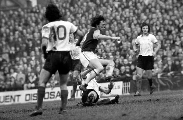 Football: Aston Villa F. C. (2) vs. Manchester United F. C. (0). February 1975 75-01047-078