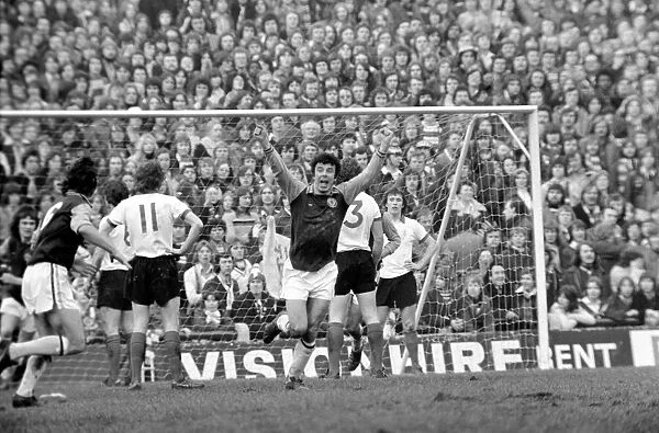 Football: Aston Villa F. C. (2) vs. Manchester United F. C. (0). February 1975 75-01047-034