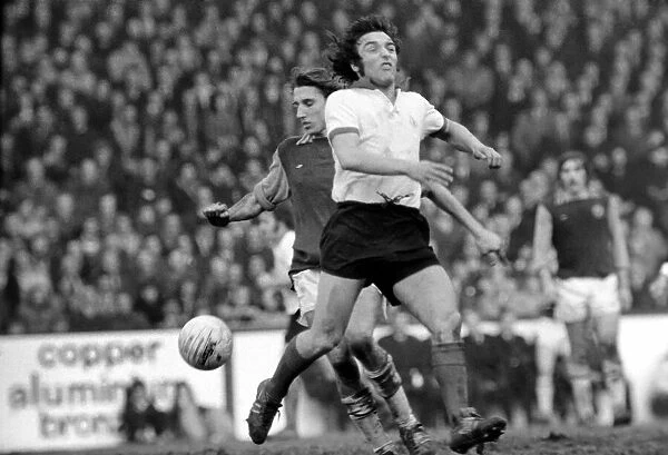 Football: Aston Villa F. C. (2) vs. Manchester United F. C. (0). February 1975 75-01047-054