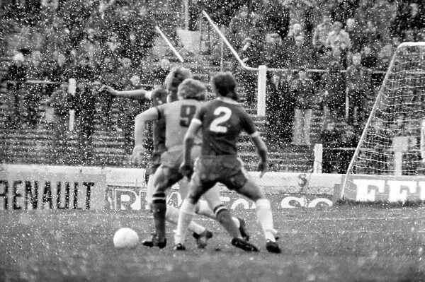 Football: Chelsea (2) vs. Luton (0). April 1977 77-02023-003