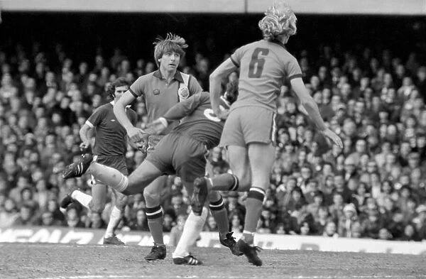Football: Chelsea (2) vs. Luton (0). April 1977 77-02023-016