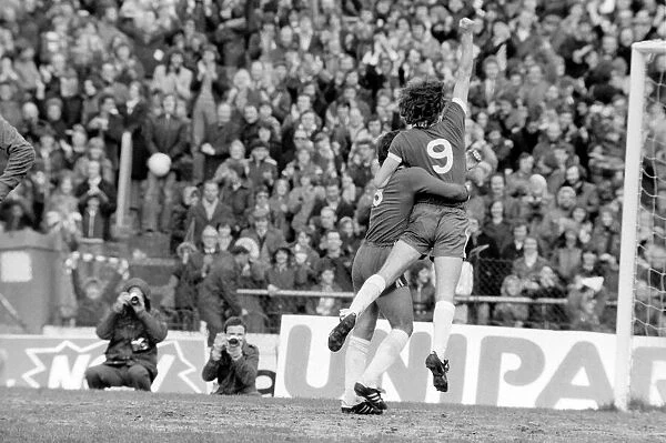 Football: Chelsea (2) vs. Luton (0). April 1977 77-02023-012