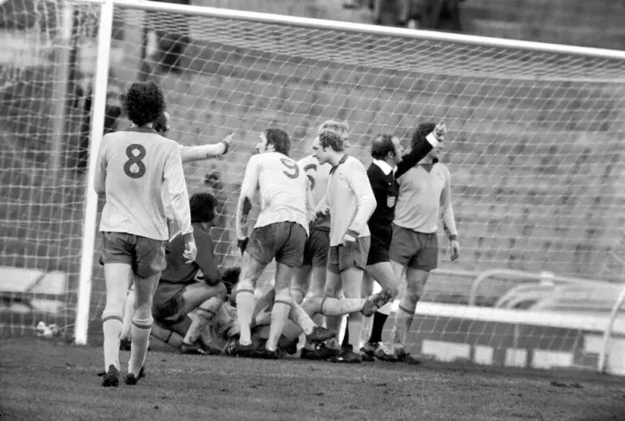 Framed Print : Football: Chelsea F. C. vs. Sheffield Wed. F. C. January 1975 75-00060-011 Framed Print : Football: Chelsea F. C. vs. Sheffield Wed. F. C. January 1975 75-00060-011