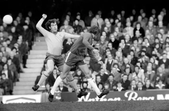 Framed Print : Football: Chelsea F. C. vs. Sheffield Wed. F. C. January 1975 75-00060-007