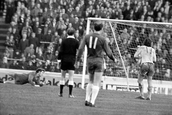 Football: Chelsea F. C. vs. Sheffield Wed. F. C. January 1975 75-00060