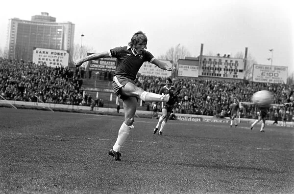 Football: Chelsea vs. Nottingham Forest. April 1977 77-02166-015