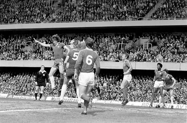 Football: Chelsea vs. Nottingham Forest. April 1977 77-02166-034