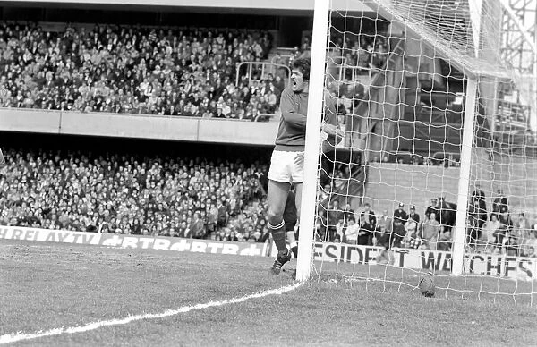Football: Chelsea vs. Nottingham Forest. April 1977 77-02166-032