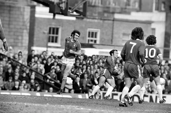Football: Chelsea vs. Nottingham Forest. April 1977 77-02166-044