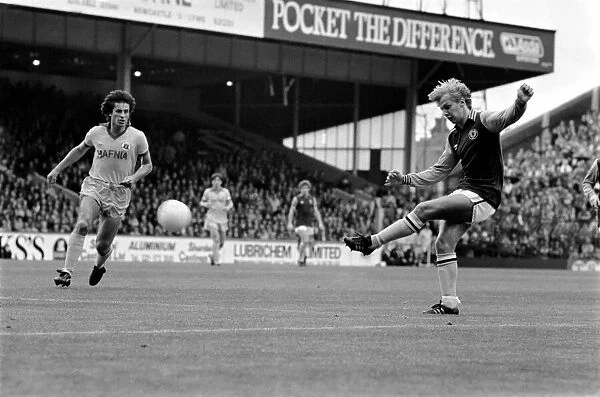 Football Division 1. Aston Villa 0 v. Everton 2. September 1980 LF04-26-010