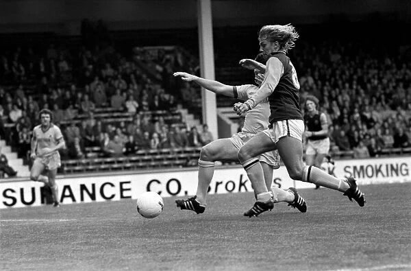 Football Division 1. Aston Villa 0 v. Everton 2. September 1980 LF04-26-018